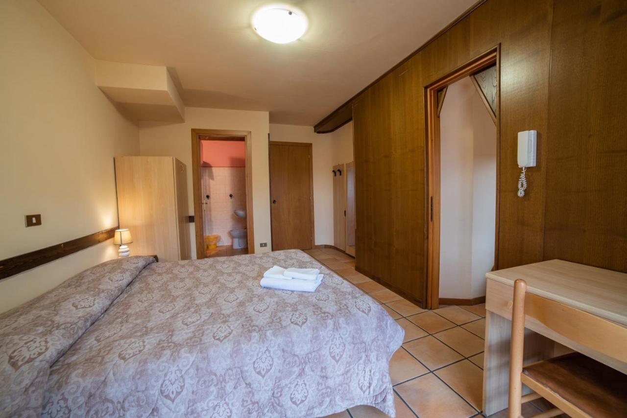 Dimora Fresilia Casa Vacanze โอปิ ภายนอก รูปภาพ